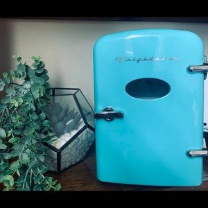 Frigidaire Portable Retro 6-can Mini Fridge